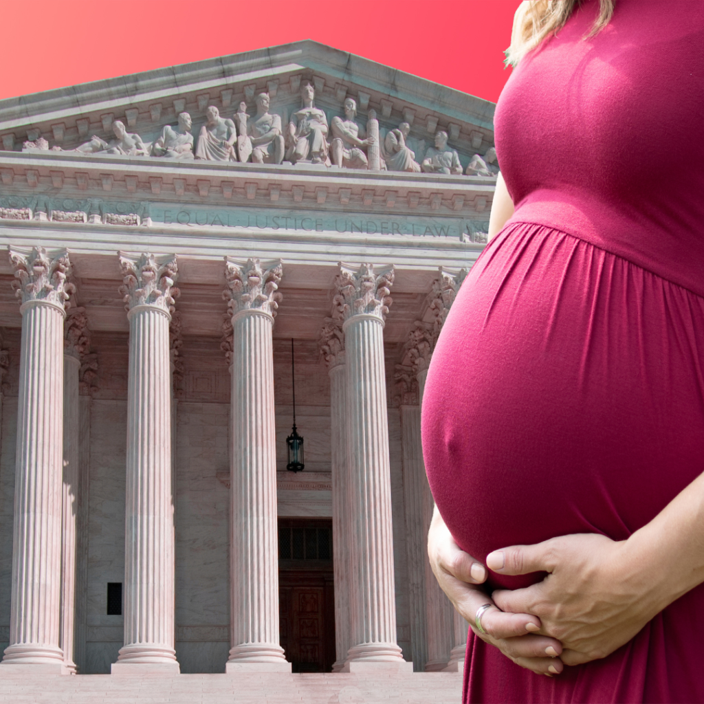 Mujer embarazada de fondo la fachada de una Corte