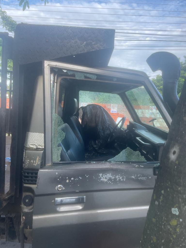 Carro campaña Padilla atacado vidrios rotos