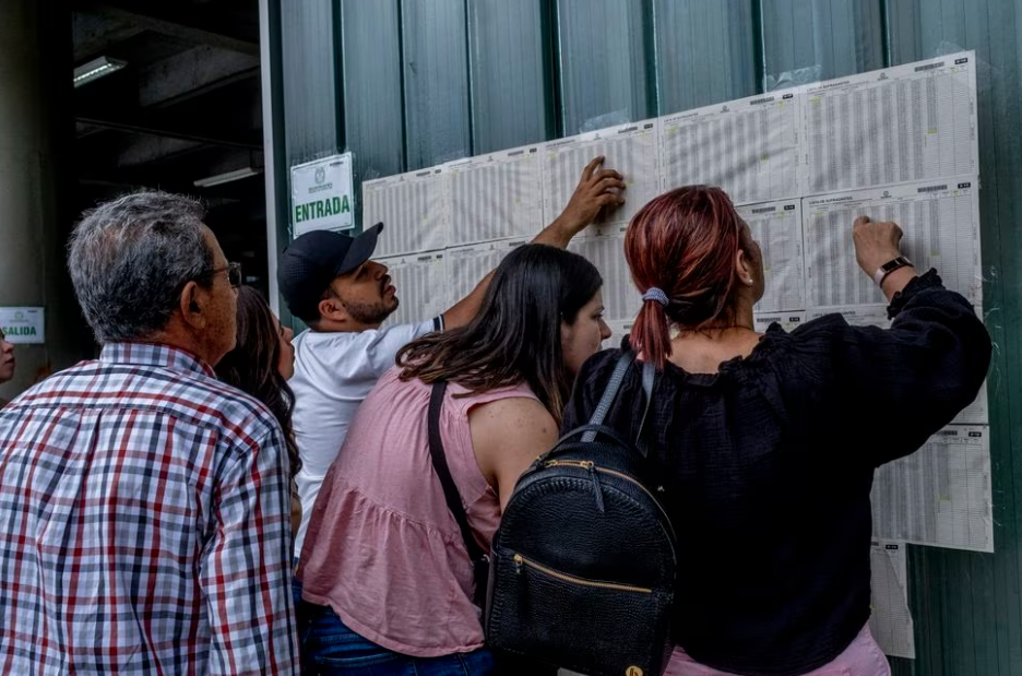 Ciudadanos verifican su cédula en un puesto de votación