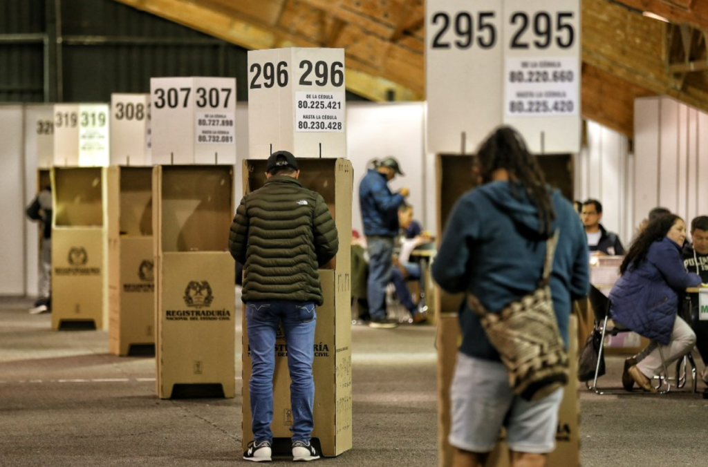 Colombianos participan en las elecciones
