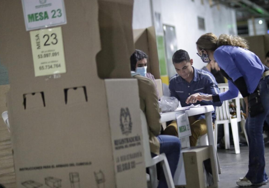 Los colombianos se preparan para una jornada electoral significativa el domingo 29 de octubre de 2023, donde elegirán 1.102 alcaldes, 32 gobernadores, 12.072 concejales, 418 diputados y 6.885 ediles para el periodo constitucional 2024 - 2027.