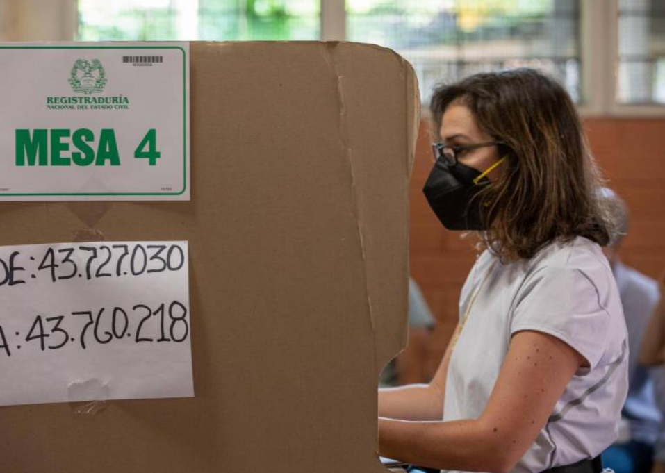 Mujer ejerce su voto durante la jornada electoral