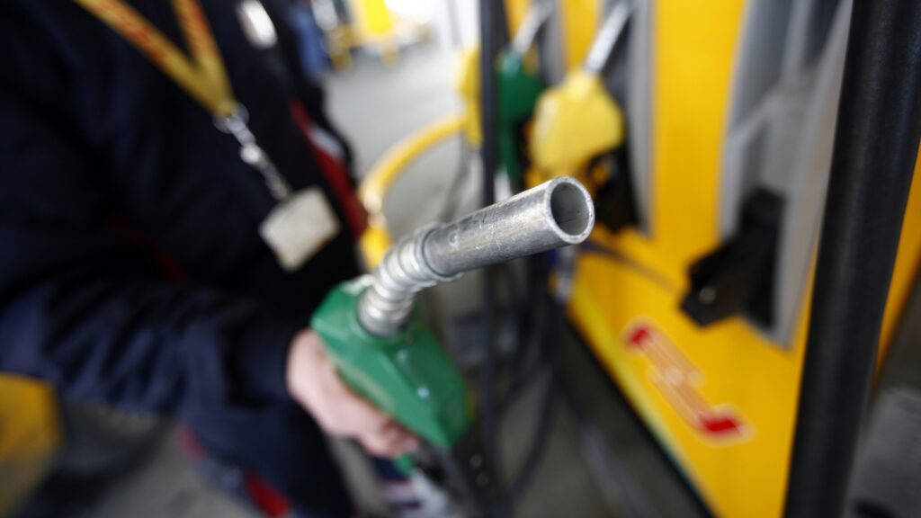 Gobierno congela tarifas de combustible en octubre