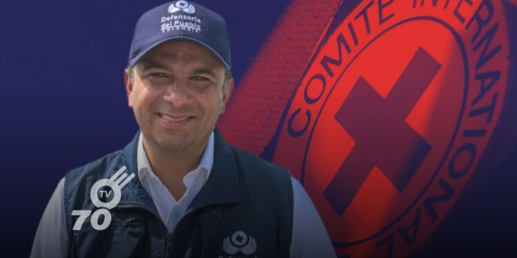 Carlos Camargo Assis, Defensor del Pueblo, condena la intercepción de una ambulancia del CICR en Arauca por el ELN, destacando la violación de normas internacionales.