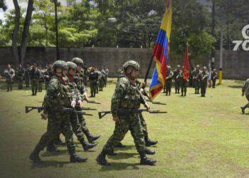 El ELN es señalado por la Fuerza de Tarea Quirón como responsable de recientes atentados a oleoductos en Arauca, afectando infraestructura y comunidades.