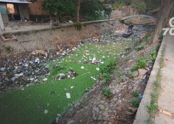 La limpieza del caño Córdoba está suspendida hasta que Corporinoquia otorgue los permisos ambientales. Las autoridades locales supervisan el proyecto.