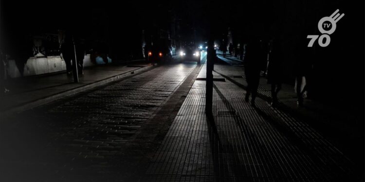 La Procuraduría alerta sobre un posible apagón y escasez de gas en Colombia. Pide medidas urgentes para garantizar el suministro energético.