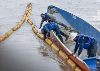 Se toman acciones preventivas en la bocatoma del acueducto de Arauca por la posible llegada de petróleo tras los atentados al oleoducto Caño Limón-Coveñas.