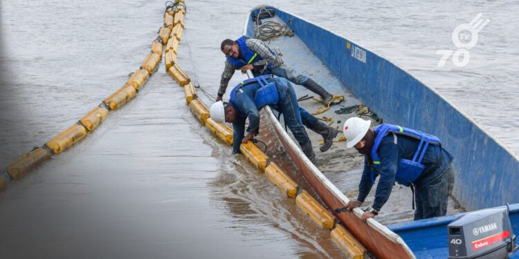 Se toman acciones preventivas en la bocatoma del acueducto de Arauca por la posible llegada de petróleo tras los atentados al oleoducto Caño Limón-Coveñas.