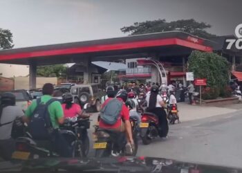 El alcalde de Arauca asegura que hay 200 mil galones de combustible disponibles pese a las largas filas en las estaciones de servicio.