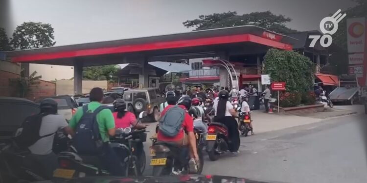 El alcalde de Arauca asegura que hay 200 mil galones de combustible disponibles pese a las largas filas en las estaciones de servicio.