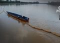 Emserpa instala barrera de protección en bocatoma de Arauca para prevenir contaminación por mancha de petróleo en el río.
