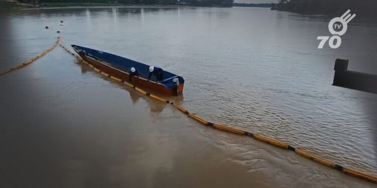 Emserpa instala barrera de protección en bocatoma de Arauca para prevenir contaminación por mancha de petróleo en el río.