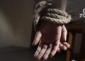 Una joven de 21 años fue secuestrada por guerrilleros en Fortul, Arauca. Autoridades investigan el caso mientras la comunidad expresa preocupación.