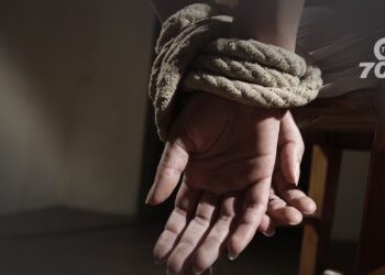 Una joven de 21 años fue secuestrada por guerrilleros en Fortul, Arauca. Autoridades investigan el caso mientras la comunidad expresa preocupación.