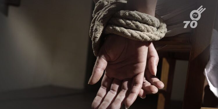 Una joven de 21 años fue secuestrada por guerrilleros en Fortul, Arauca. Autoridades investigan el caso mientras la comunidad expresa preocupación.