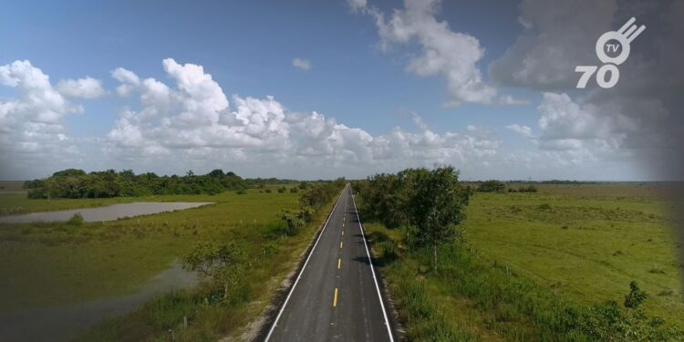 La pavimentación de la vía Matapalito en Arauca finalizará en octubre tras una adición de 2.500 millones de pesos, mejorando la movilidad en la zona rural.