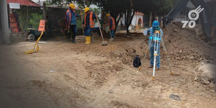 El alcalde de Arauca, Juan Qüenza, denunció el incumplimiento del contratista de la obra de la calle 13, señalando la falta de avances a pesar del anticipo entregado.
