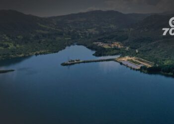 Los embalses en Colombia están por debajo del 50%. Expertos piden aumentar la generación térmica para evitar crisis energética durante la temporada seca.