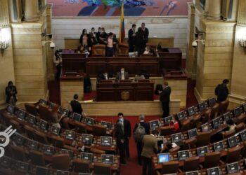 Congresistas exigen garantías al presidente de la Cámara en el debate de la reforma pensional, argumentando falta de espacio para expresar reparos.