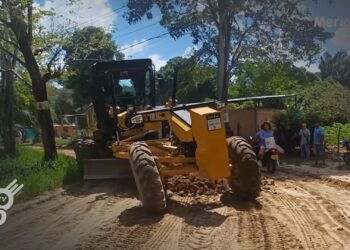 La Alcaldía de Arauca intervino la vía de acceso al sector El Refugio con material transportado desde Tame. Se donaron diez volquetas para los trabajos.