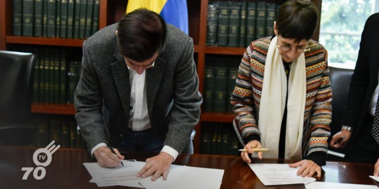 Ministerio del Interior y ACNUR firman acuerdo para reforzar la protección de desplazados y refugiados en regiones afectadas por el conflicto armado en Colombia.