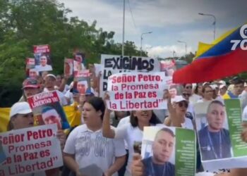 Familiares del abogado Edwin Colmenares protestan en frontera con Venezuela exigiendo información y pronta liberación tras su detención en Apure.