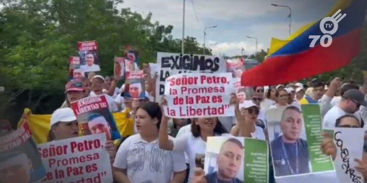 Familiares del abogado Edwin Colmenares protestan en frontera con Venezuela exigiendo información y pronta liberación tras su detención en Apure.