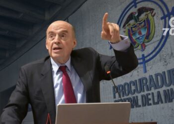 La Procuraduría inhabilitó por 10 años al excanciller Álvaro Leyva por cancelación irregular de una licitación de pasaportes en Colombia.