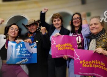 El Senado aprueba ley para prohibir el matrimonio infantil y proteger derechos de la infancia en Colombia.