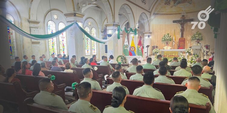 La Policía Nacional de Colombia celebró su 133 aniversario en Arauca con una misa en la Catedral Santa Bárbara, resaltando su compromiso con la seguridad.