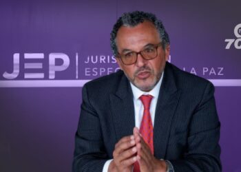 Roberto Vidal, nuevo presidente de la JEP, llama a la participación de todos los sectores en el proceso de paz y destaca el apoyo a las víctimas.