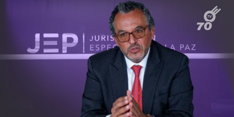 Roberto Vidal, nuevo presidente de la JEP, llama a la participación de todos los sectores en el proceso de paz y destaca el apoyo a las víctimas.