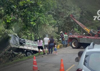 Camión de carga se sale de la vía Tame-Arauca cerca de Betoyes, causando daños materiales. Autoridades investigan causas del accidente.