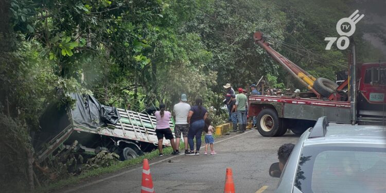 Camión de carga se sale de la vía Tame-Arauca cerca de Betoyes, causando daños materiales. Autoridades investigan causas del accidente.