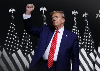 Colombianos en EE. UU. enfrentan posibles cambios migratorios si Trump gana en 2024, con propuestas como "Operación Aurora" y la Ley de Enemigos Extranjeros.