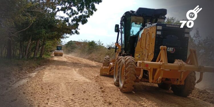 La alcaldía de Arauca avanza en la rehabilitación de vías rurales, con cinco frentes de trabajo en diferentes veredas.