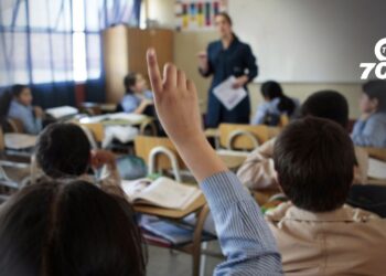 El 8,1% de los estudiantes en Colombia repitieron el año escolar en 2023, según el Ministerio de Educación. Expertos advierten sobre el impacto en la calidad educativa.