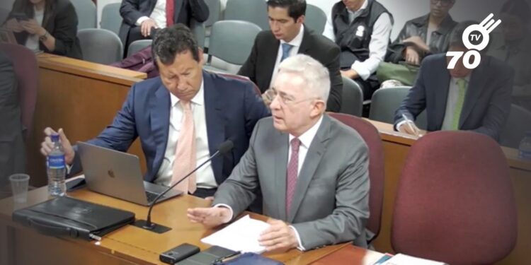 Álvaro Uribe comparece ante la justicia en un juicio por presunto soborno y fraude procesal. Conozca los detalles del caso y sus implicaciones.