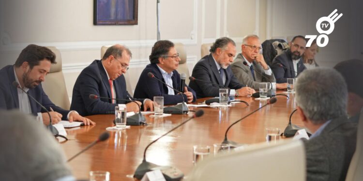 La transmisión del Consejo de Ministros generó críticas por exponer tensiones internas y temas de seguridad nacional.