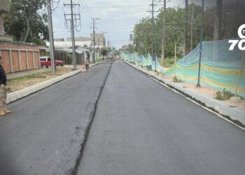 El proyecto de pavimentación de la Carrera 20 en Arauca avanza en un 90% y será entregado en 15 días. La obra incluye mejoras en servicios públicos y andenes.