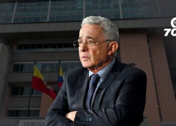 El Tribunal Superior de Bogotá ordenó suspender el juicio contra Álvaro Uribe tras aceptar una tutela que alega violaciones al debido proceso.