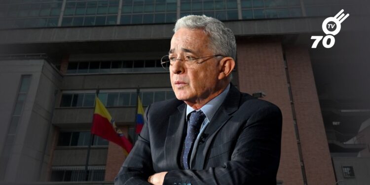 El Tribunal Superior de Bogotá ordenó suspender el juicio contra Álvaro Uribe tras aceptar una tutela que alega violaciones al debido proceso.