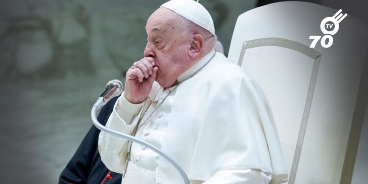 El papa Francisco permanece hospitalizado en Roma tras una nueva crisis respiratoria. Su estado sigue siendo reservado y su pronóstico aún no es claro.