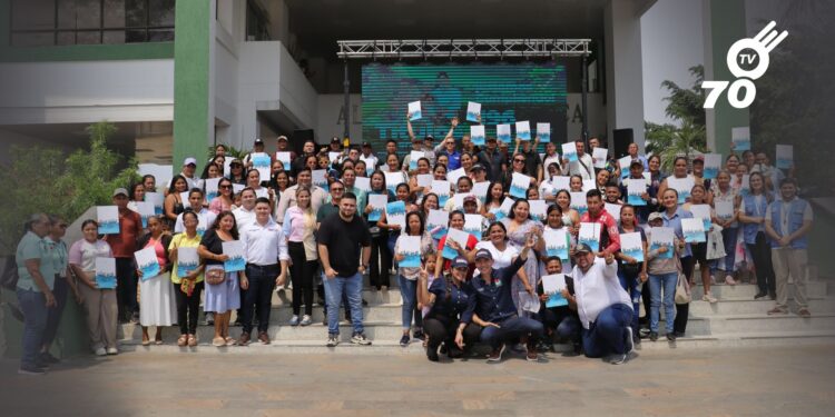 En Arauca, 196 familias recibieron títulos de propiedad, asegurando la legalización de sus viviendas y acceso a servicios esenciales.