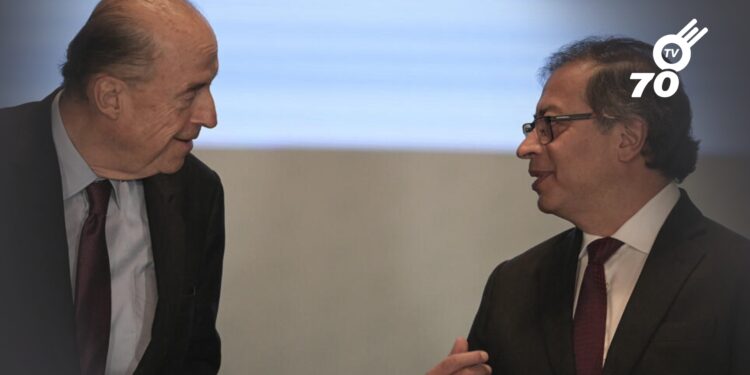 Audios revelados por El País vinculan a Álvaro Leyva con plan para sacar a Petro