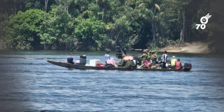 Armada de Colombia rescató a diez personas a la deriva en el río Negro, Guainía