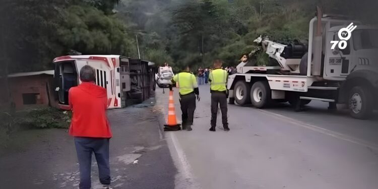 Tres muertos y 18 heridos deja volcamiento de bus de Copetrán en Boyacá