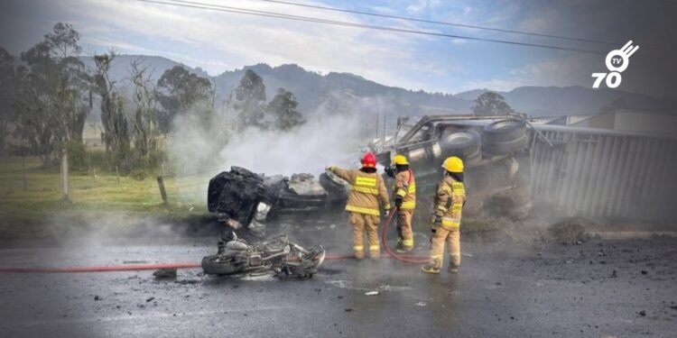 Accidente de tractocamión en peaje de Zipaquirá deja dos muertos y 19 heridos