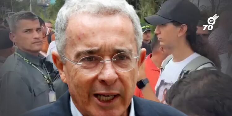 Álvaro Uribe denunció hostigamientos frente a su vivienda en Rionegro